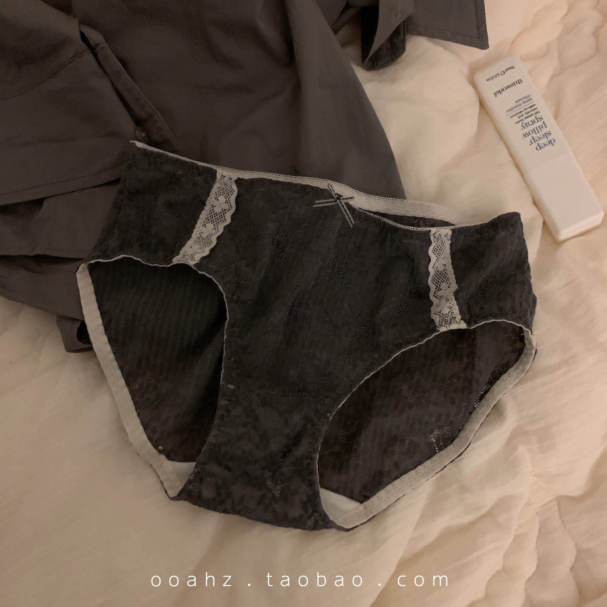 Black gum record-retro feel black and white grey can be sweet and salty-style lace splicing butterfly knots mid-waist underpants