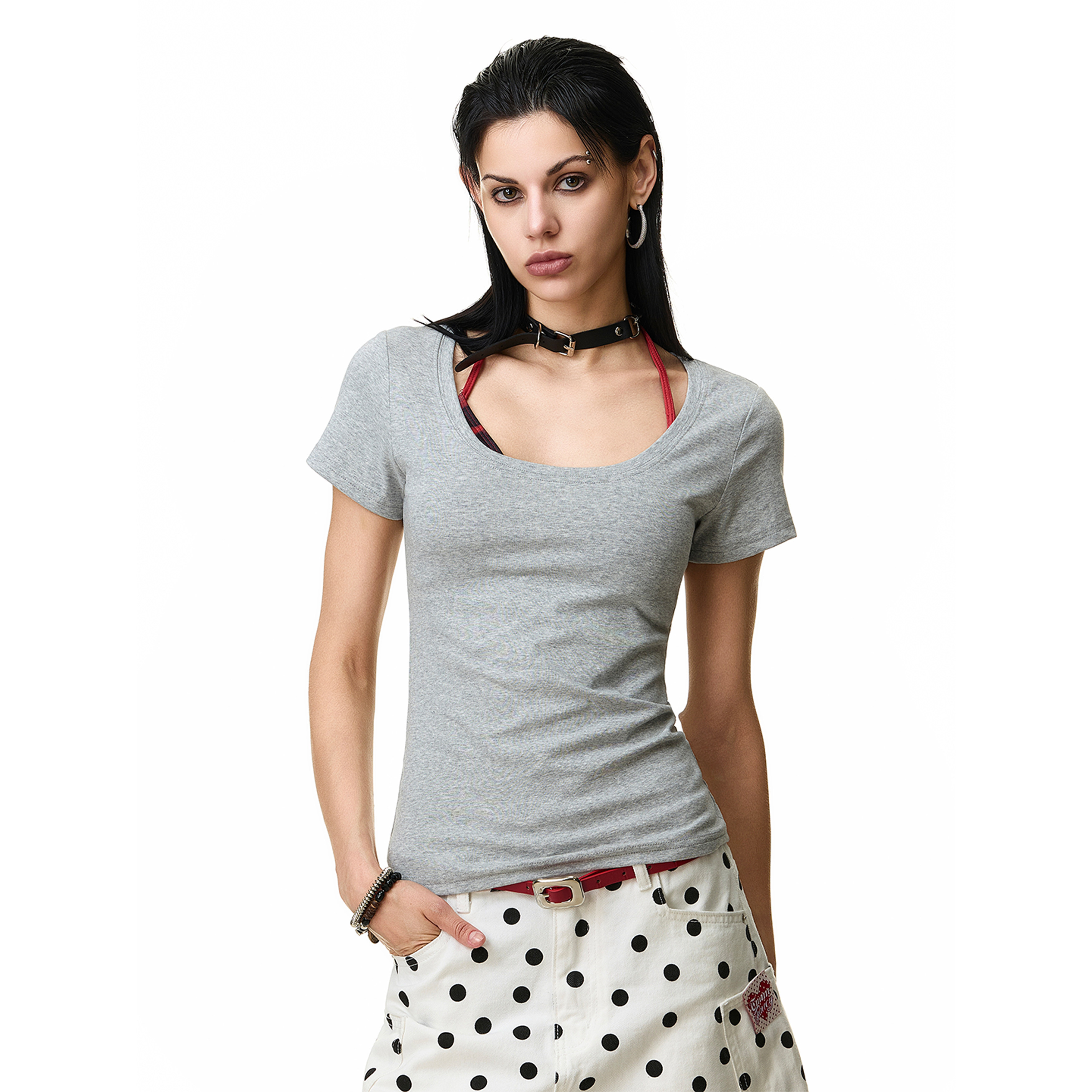This is a basic solid-color round-neck short-sleeved T-shirt with a retro American style. It is a simple and versatile top with a slimming and laid-back look in summer
