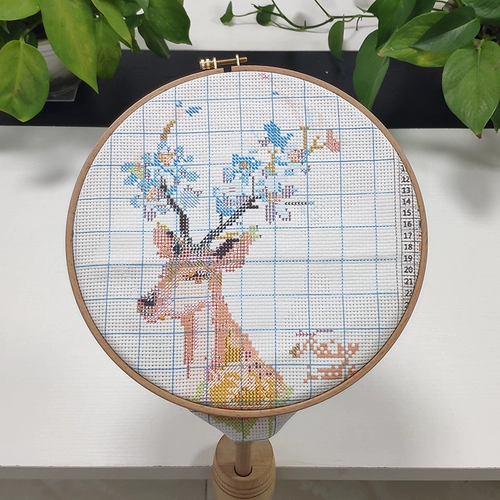 Вышитая вышитая вышитая на полке. Домохозяйство.