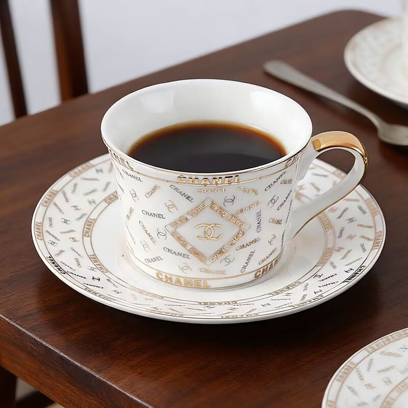 European-Style Bone China Coffee Cup and Saucer, Exquisite and Luxurious, for Home Use in the Living Room, Afternoon Tea Set, Cup and Small Spoon for Couples