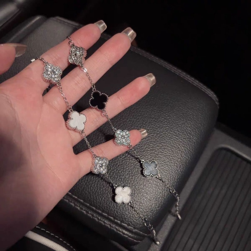 Titanium Steel Lucky Clover Bracelet for Women, Elegant Niche Light Luxury Design with a High-End Feel, Simple Lucky Clover