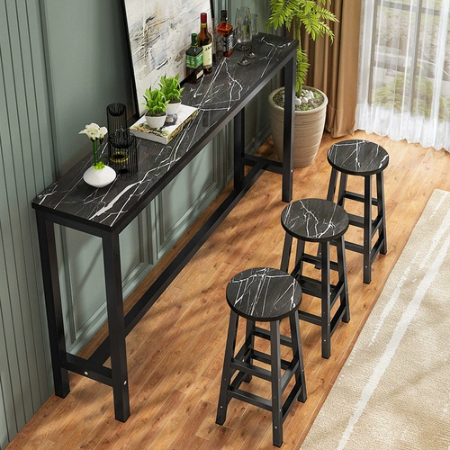 Заблокирован стеной, столом, домашним балконом, столом для чая с молоком и стулом комбинированного коммерческого длинного стола с высоким содержанием ноги с узким столом.