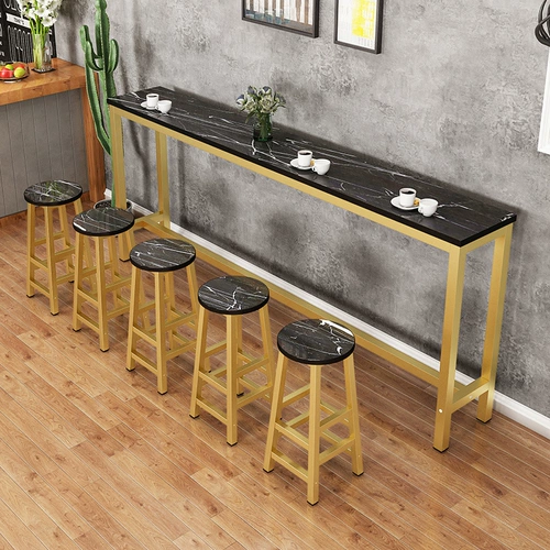 Заблокирован стеной, столом, домашним балконом, столом для чая с молоком и стулом комбинированного коммерческого длинного стола с высоким содержанием ноги с узким столом.