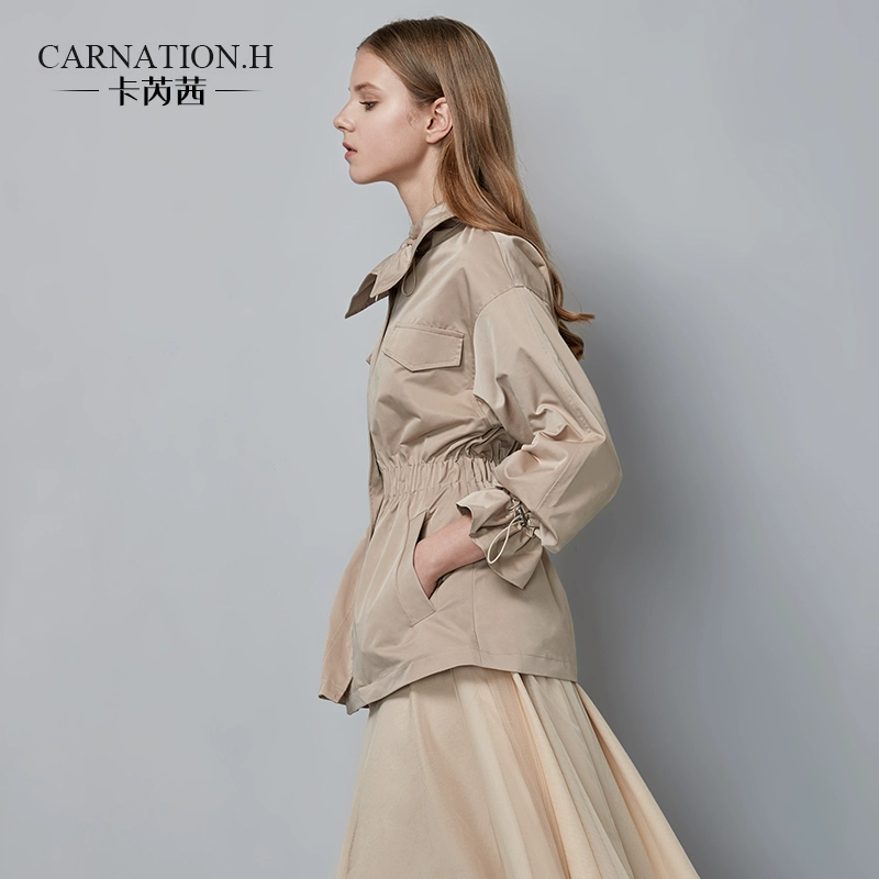 Áo khoác gió nữ Karisi nữ 2018 xuân mới khóa kéo phía trước eo thon đi lại ngắn - Trench Coat