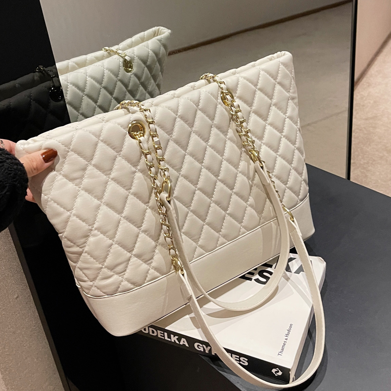 Hong Kong fashion brand diangling chain large bag girl 2023 new handlift large capacity hundred and simple shoulder bag