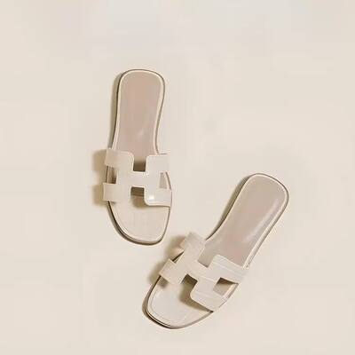 2026 Summer New Cool slippers Women's fashionable beach flat shoes one-line in trendy white slippers women's outerwear versatile
