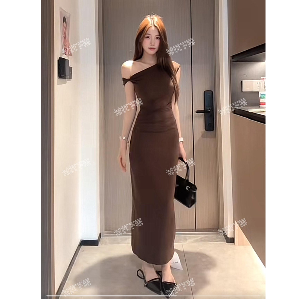 高品質のコットンワンピース - オフショルダーデザインで、春夏の装いに最適です。ノースリーブ、ワンショルダーのスタイルで、鎖骨を美しく見せるロングドレスです。