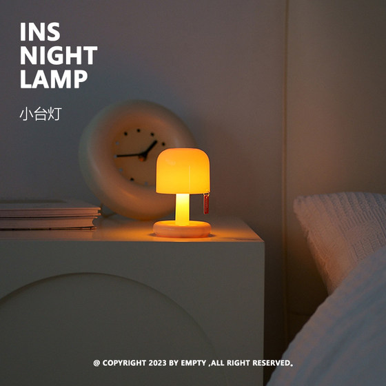 INSNIGHTLAMP는 힐링이 되는 따뜻한 빛과 인스스타일 디자인이 어우러진 작은 테이블 램프입니다.
