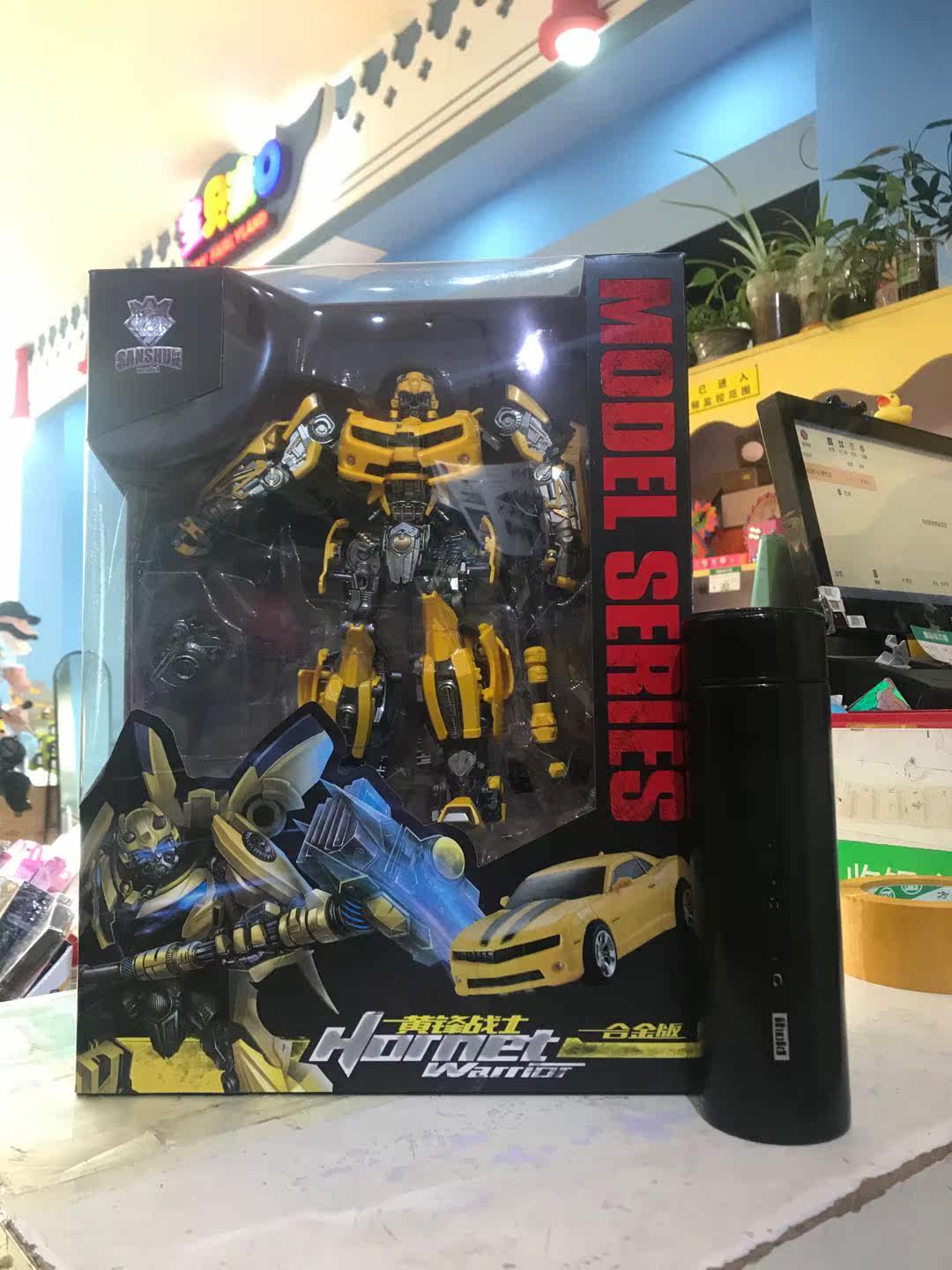 The new spot Wei will enlarge the alloy version of the Hornet Warrior deformation toy King Kong movie 5 robot model car