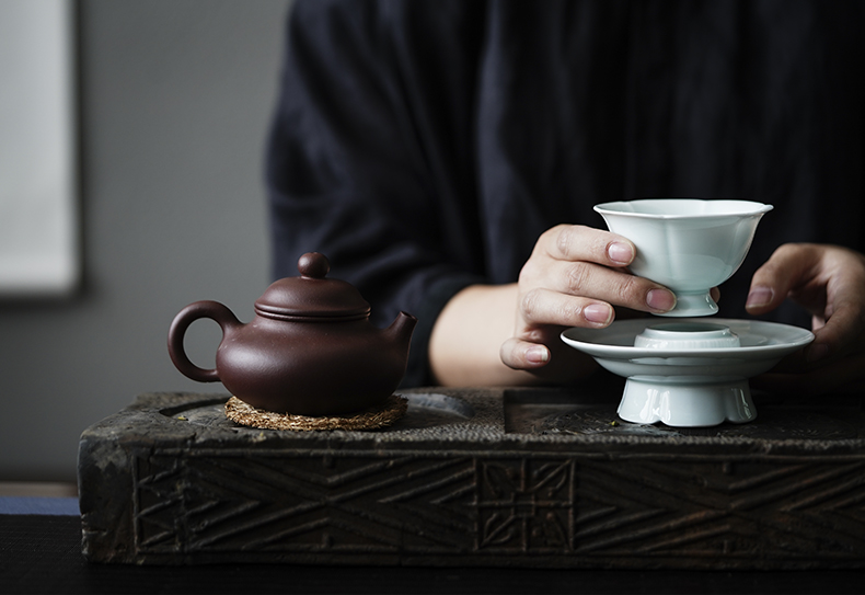 Shadow blue cloud art of jingdezhen manual imitation song dynasty style typeface left up carved kwai expressions using tea saucer lamps of kung fu tea cups