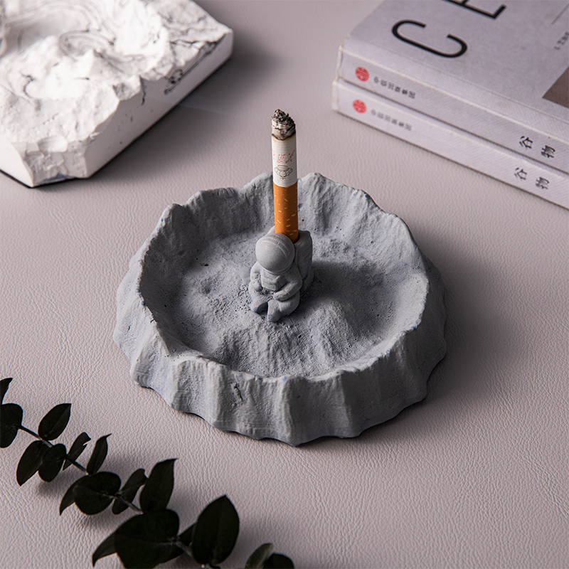 Creative Personality Trend Astronaut Cigarette Ashtray With Lid Light Lavish 2021 Home Living room Tobacco Vat Pendulum