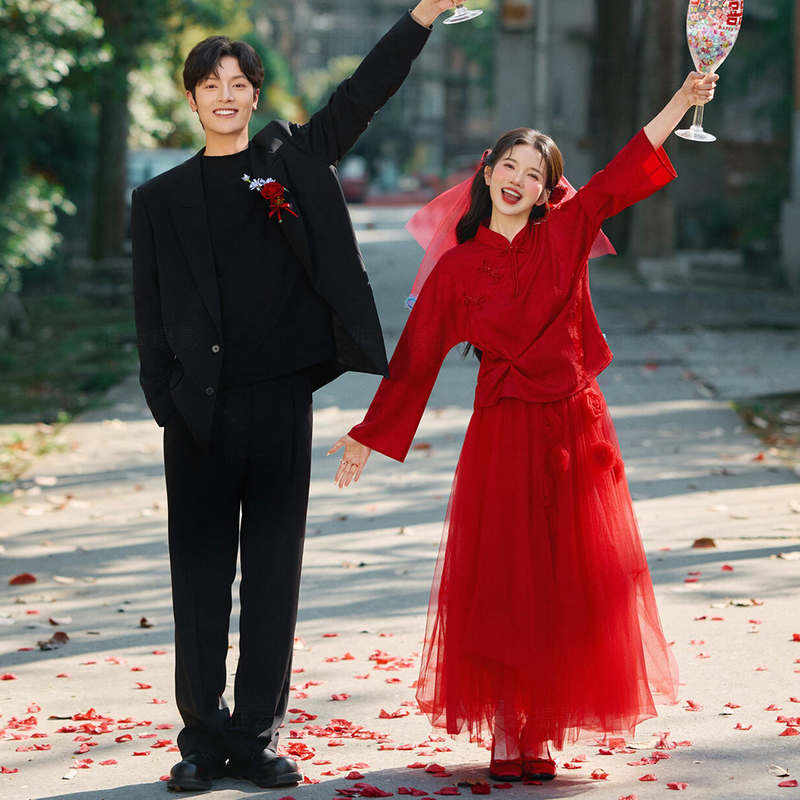 New Chinese-Style Red Street Photography Wedding-Themed Clothing for Travel Photography, Studio Photoshoots, Parents' Era Nostalgic Wedding Dresses