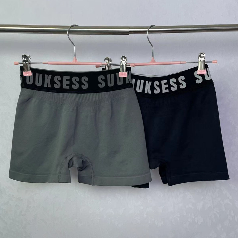 European and American Low-Waist Three-Quarter Shorts for Women with Summer Letters, Stretchy Peach Breathable Gym Running Yoga Shorts for Outer Wear