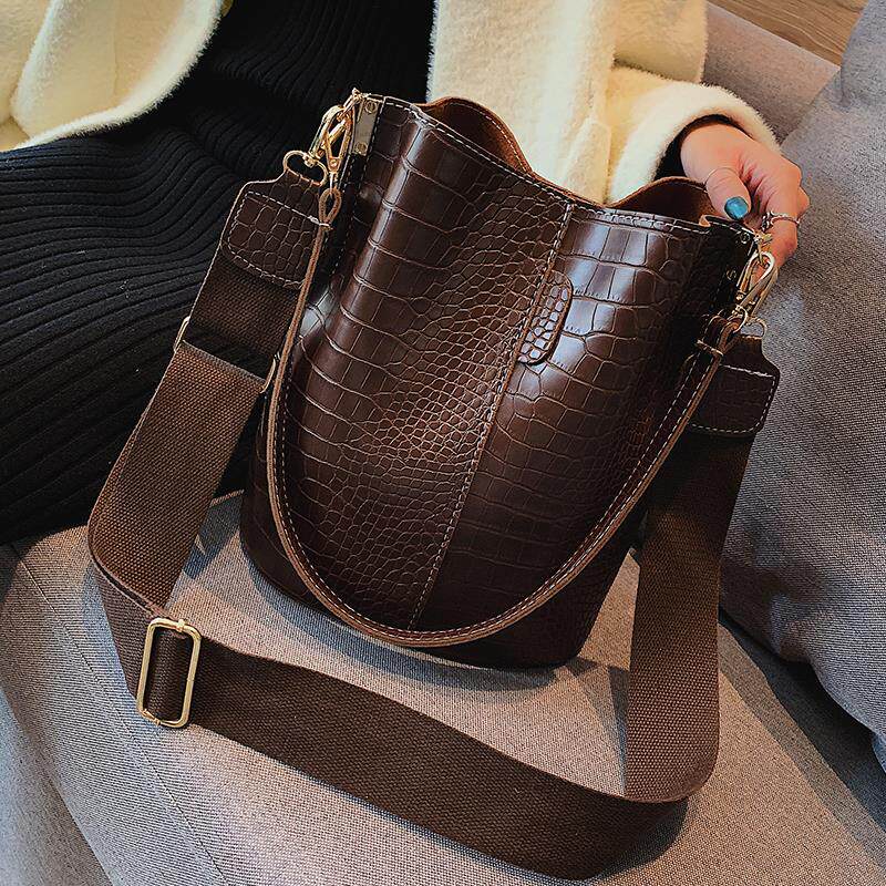 Tide brand 2022 new Korean version of the bag women's bucket bag women's messenger bag large-capacity all-match crocodile pattern single-shoulder women's bag
