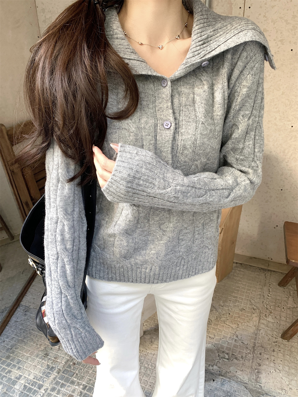 이른 봄 프랑스식 복잡한 고대 돈 바람 꽈배기 터틀넥 단추 디자인 스웨터 니트 스웨터 느긋한 바람 순수한 욕망 맨위 여성 상세 이미지 13