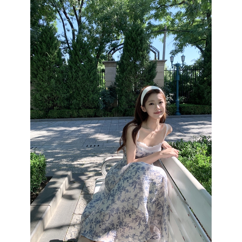 2026 French-Style Floral Spaghetti Strap Dress for Women, Summer Vacation Style, Blue and White Porcelain Sleeveless Long Dress with Floral Lace Trim
