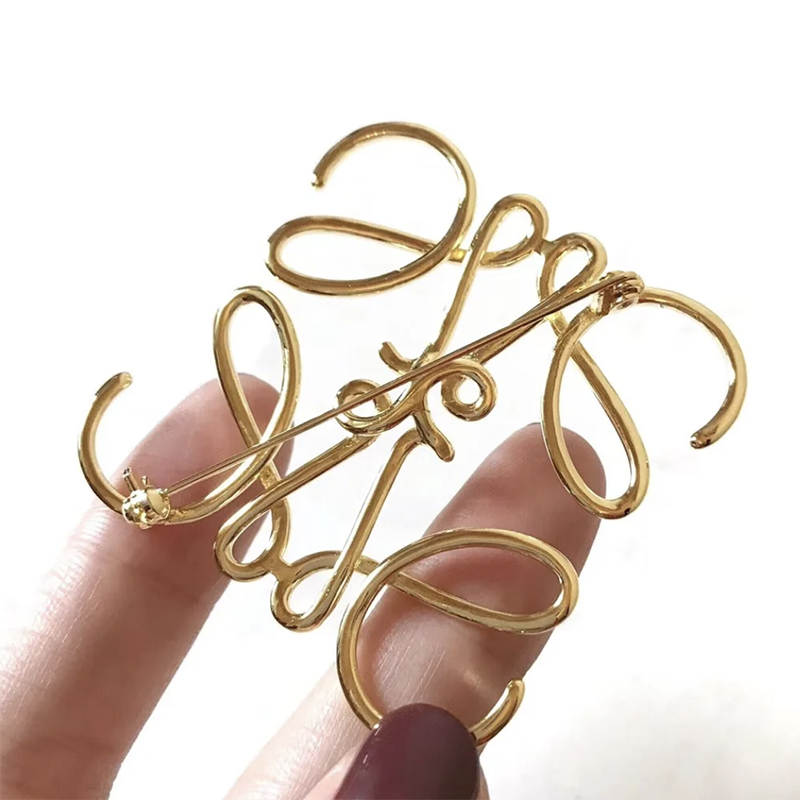 Plated alloy hollowed-out brooch meet for ten years