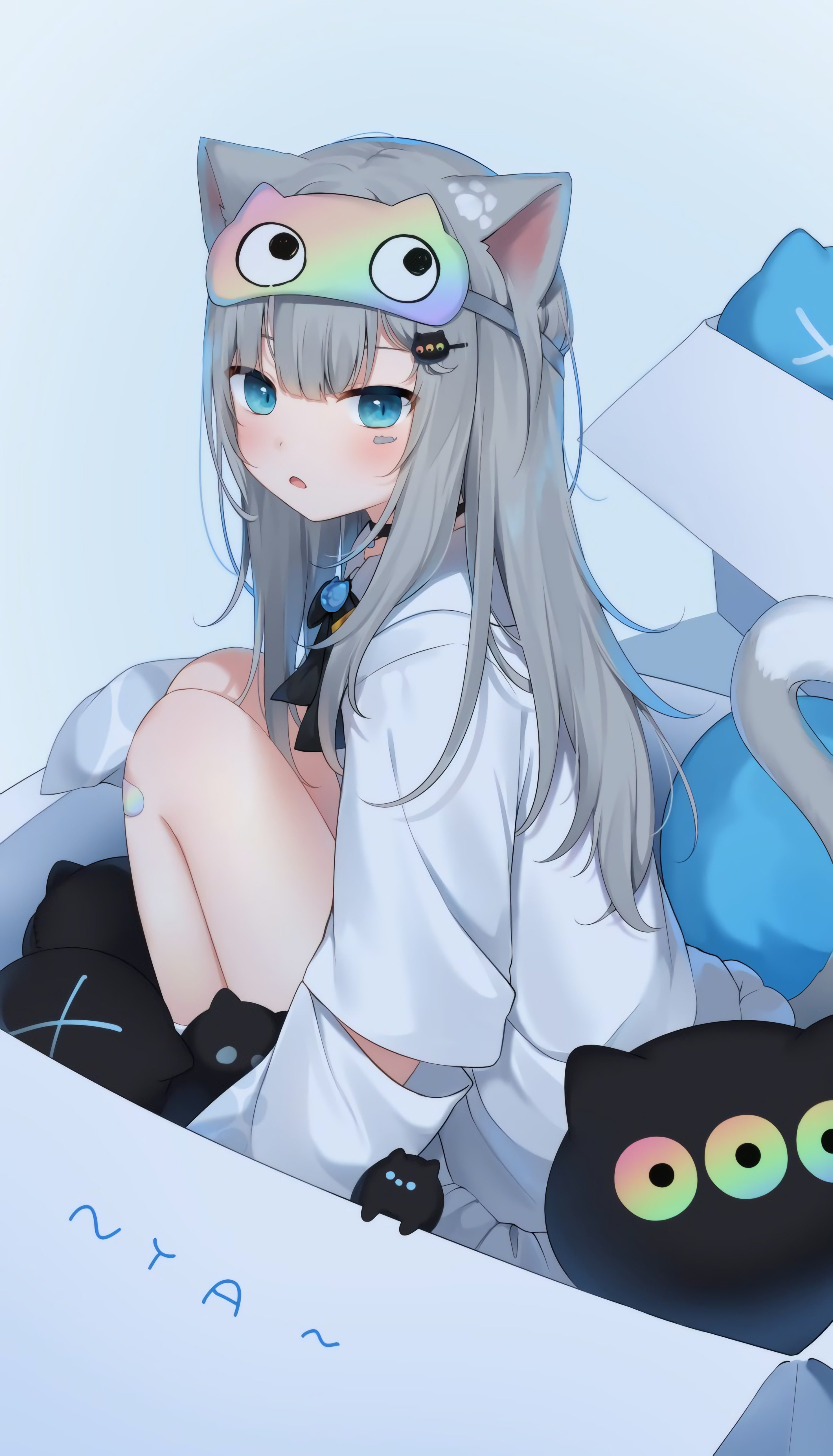 4K 高清二次元猫耳少女插画,灰色长发蓝眼睛,可爱睡眠眼罩,坐在礼物盒里,黑色小猫玩偶,浅蓝背景,软萌日系动漫,无水印手机壁纸