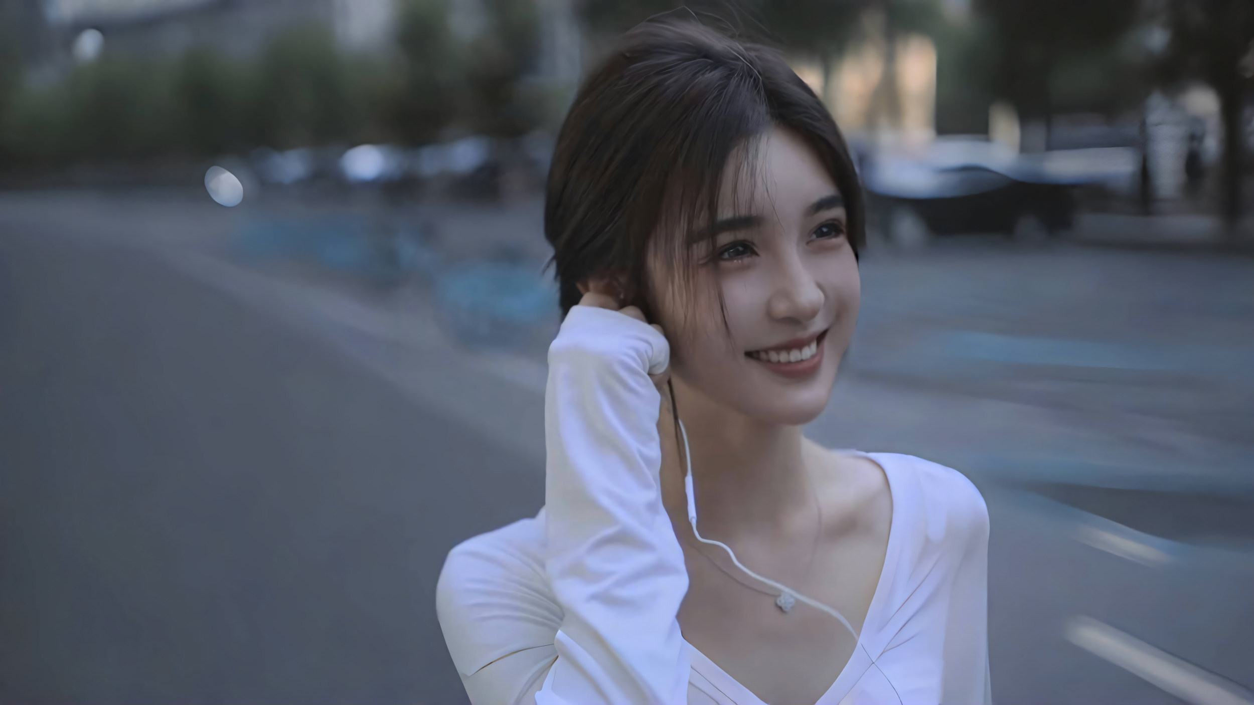 傍晚街头耳机微笑少女氛围感 4K 高清无水印壁纸