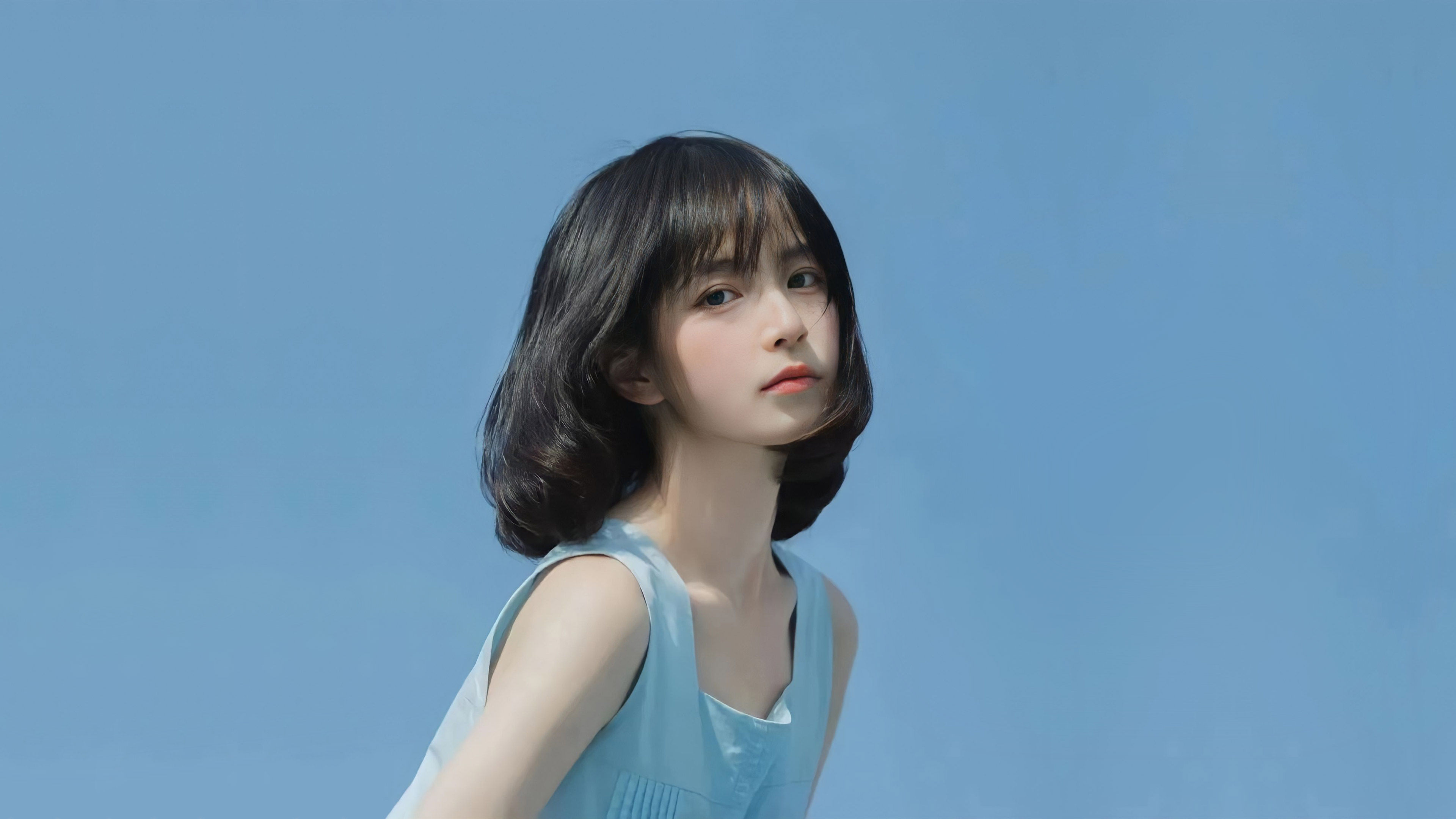 纯色蓝天短发少女高清 4K 壁纸|日系清爽治愈女生写真
