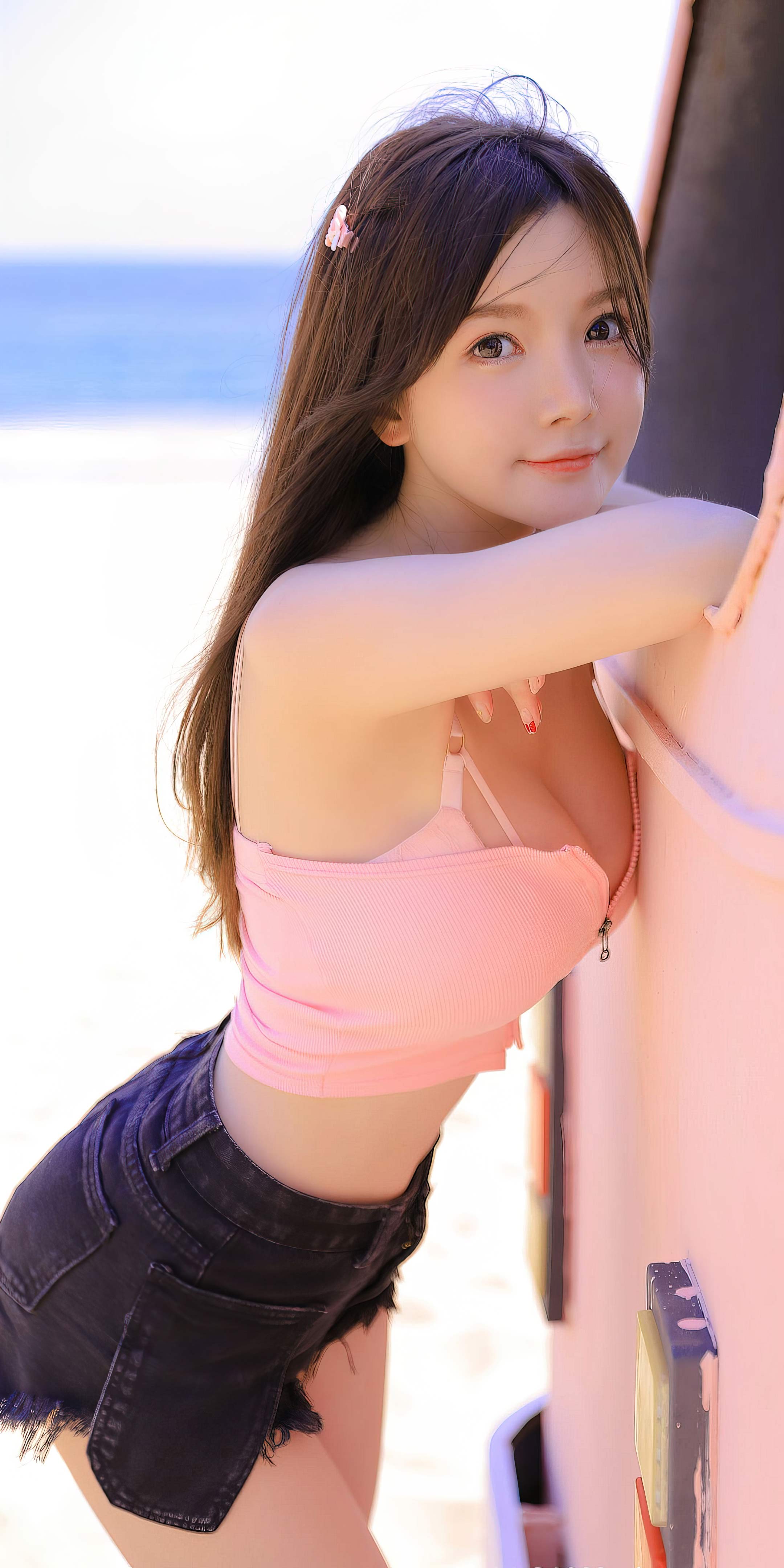 海边夏日壁纸 沙滩粉色吊带少女人像竖版手机锁屏