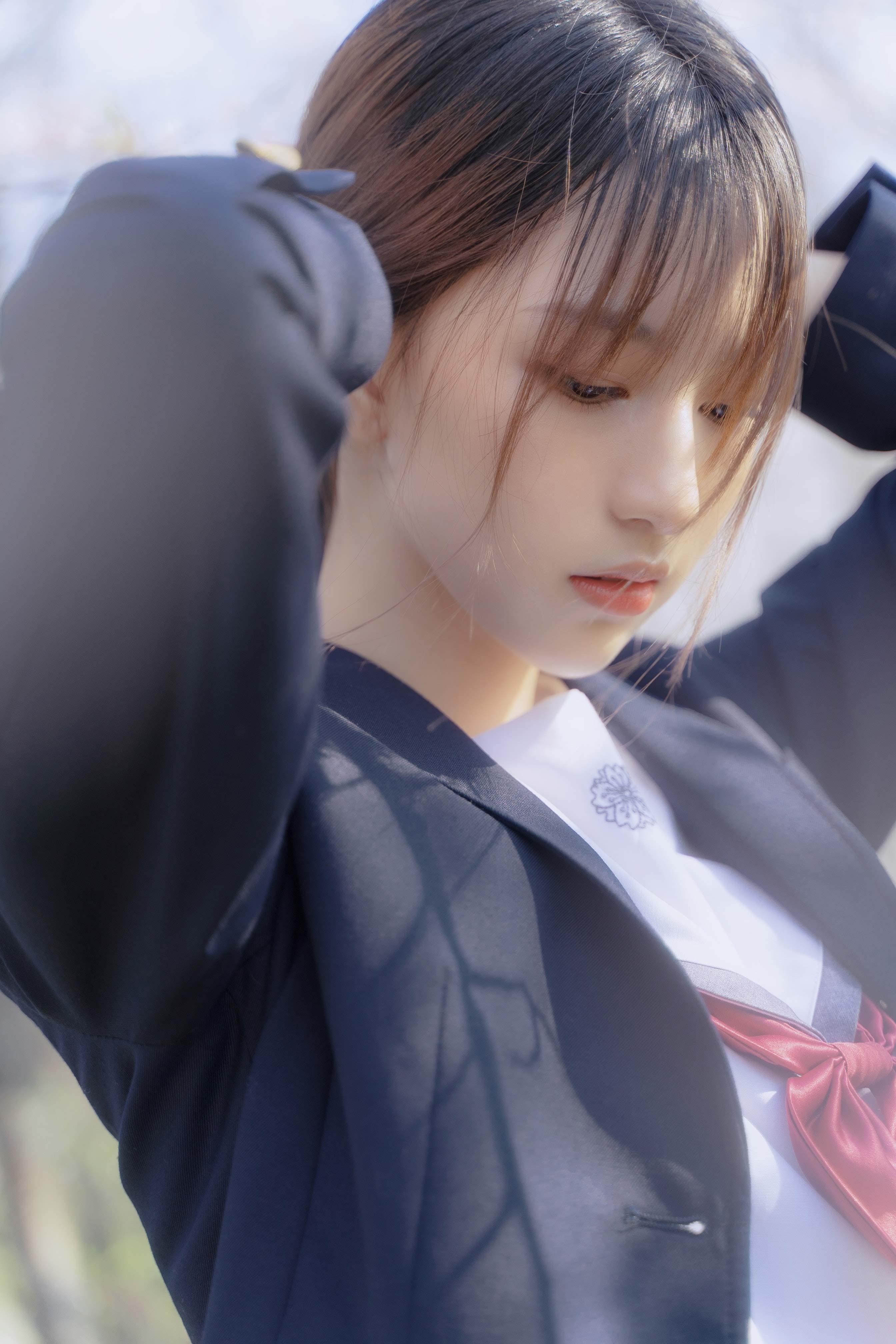 JK 制服壁纸 日系校园少女户外柔光特写竖版手机锁屏