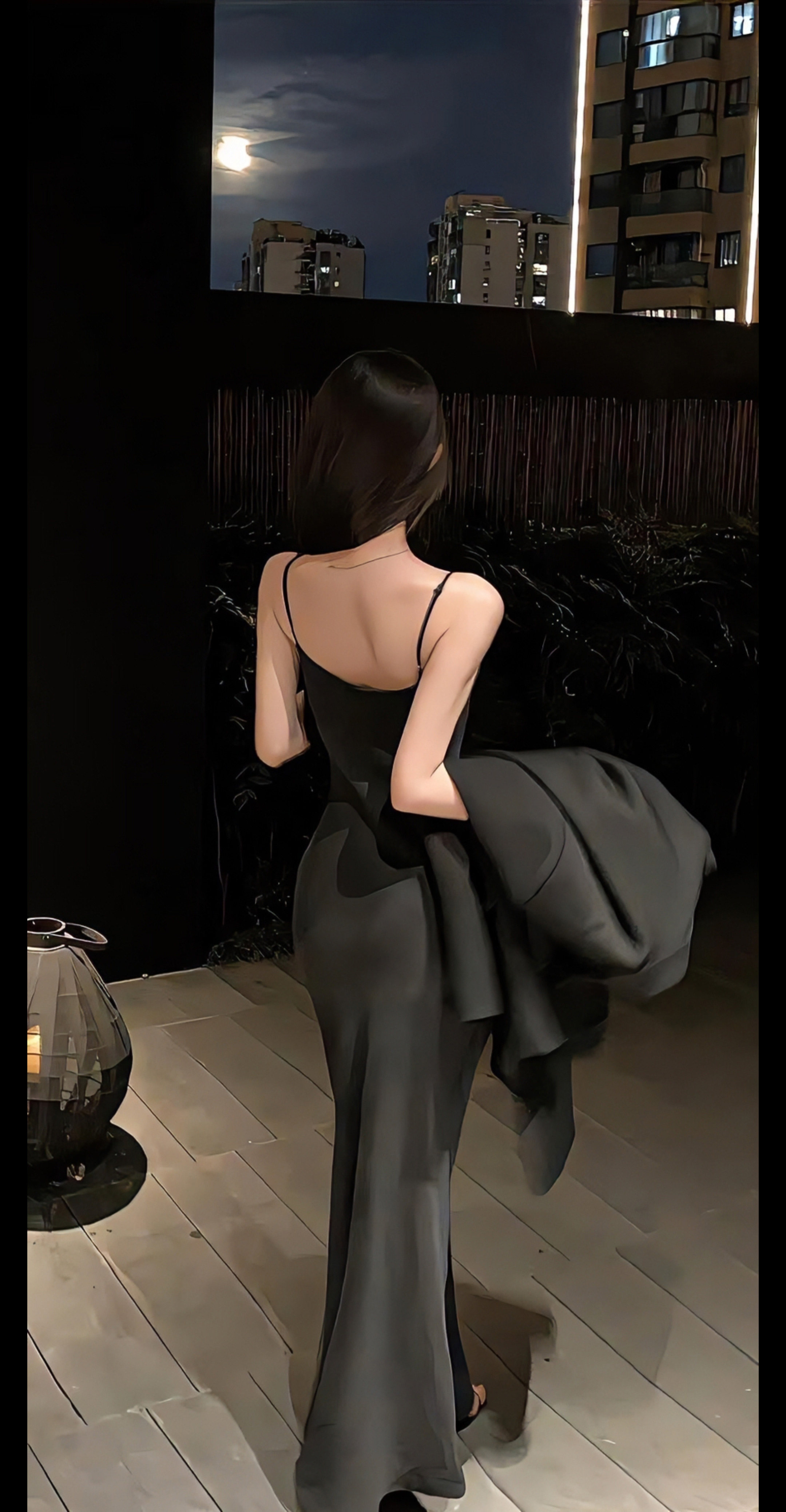 4K 高级感夜景阳台女生背影手机壁纸 黑色吊带长裙氛围感插画