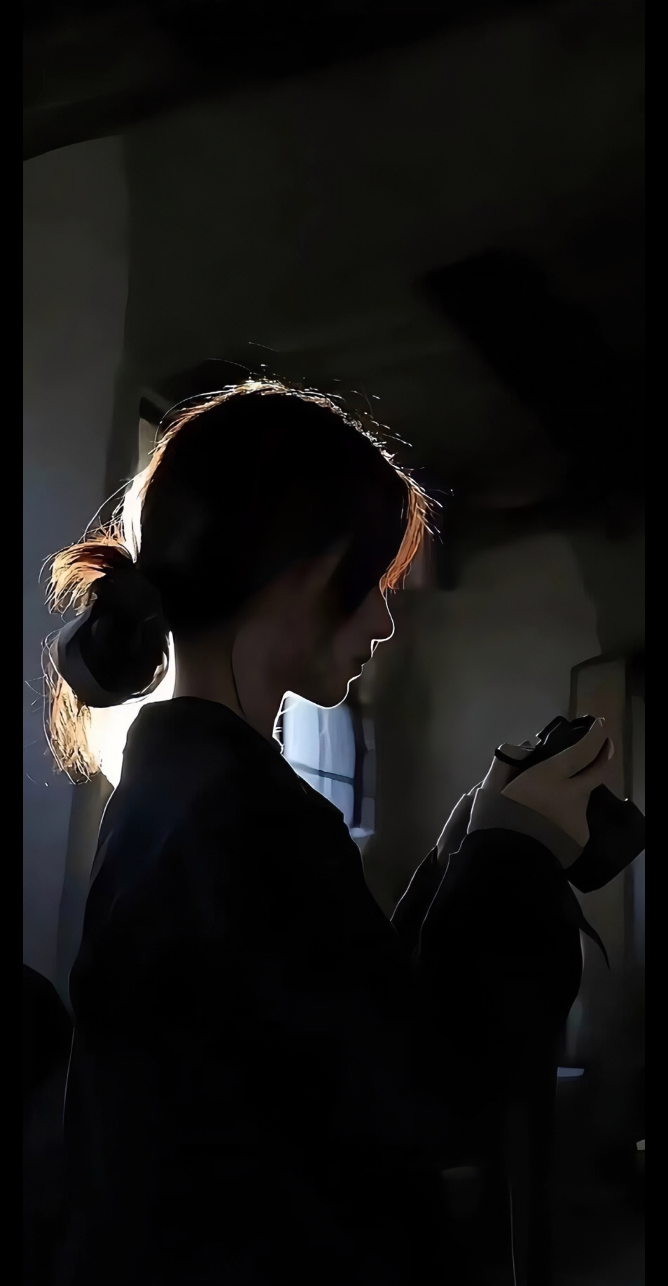 4K 逆光发丝文艺女生手持相机侧影手机壁纸 故事感氛围感插画