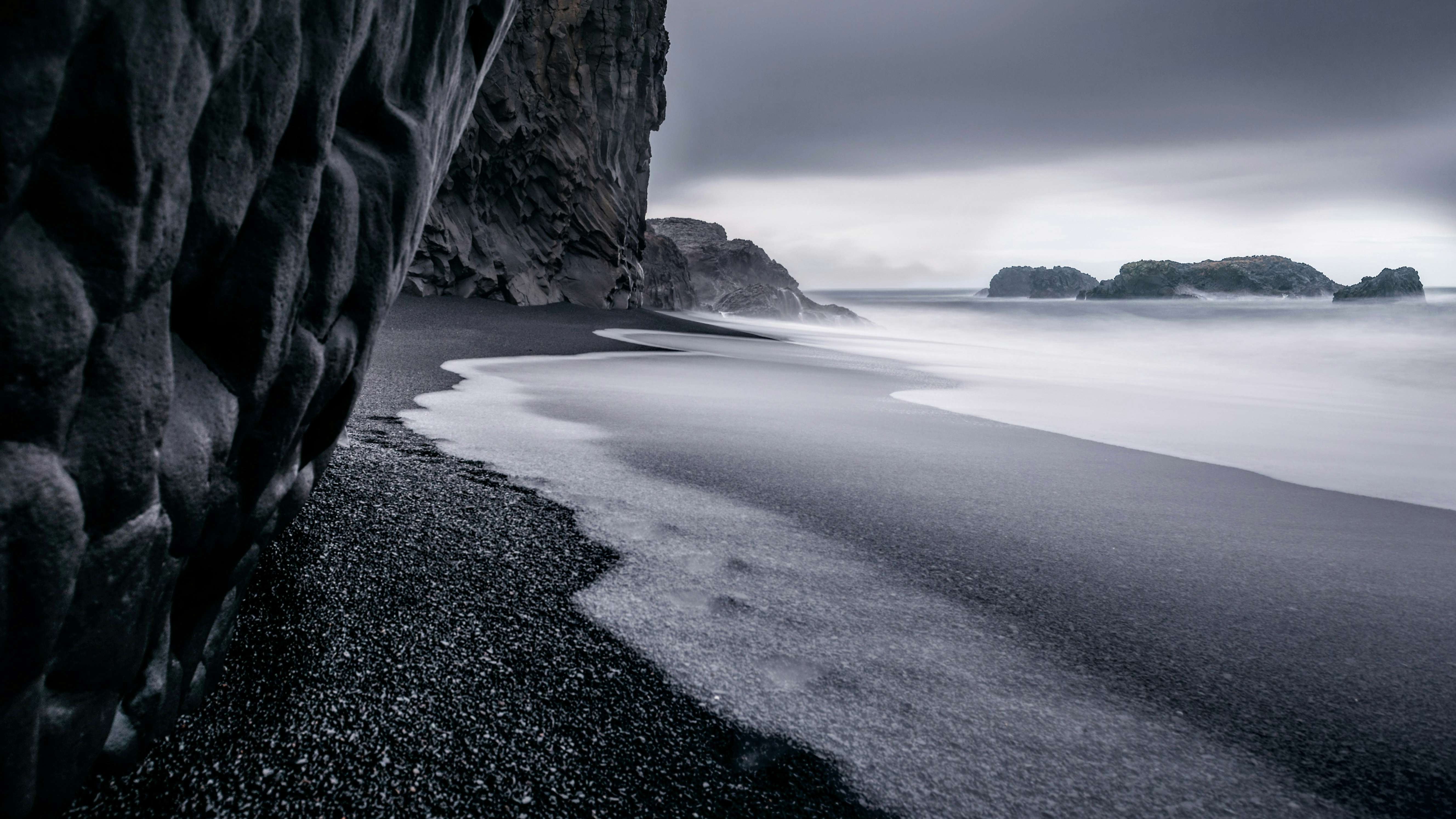 冰岛黑沙滩横版电脑壁纸 Reynisfjara 玄武岩峭壁长曝光海浪暗黑冷调海景桌面壁纸
