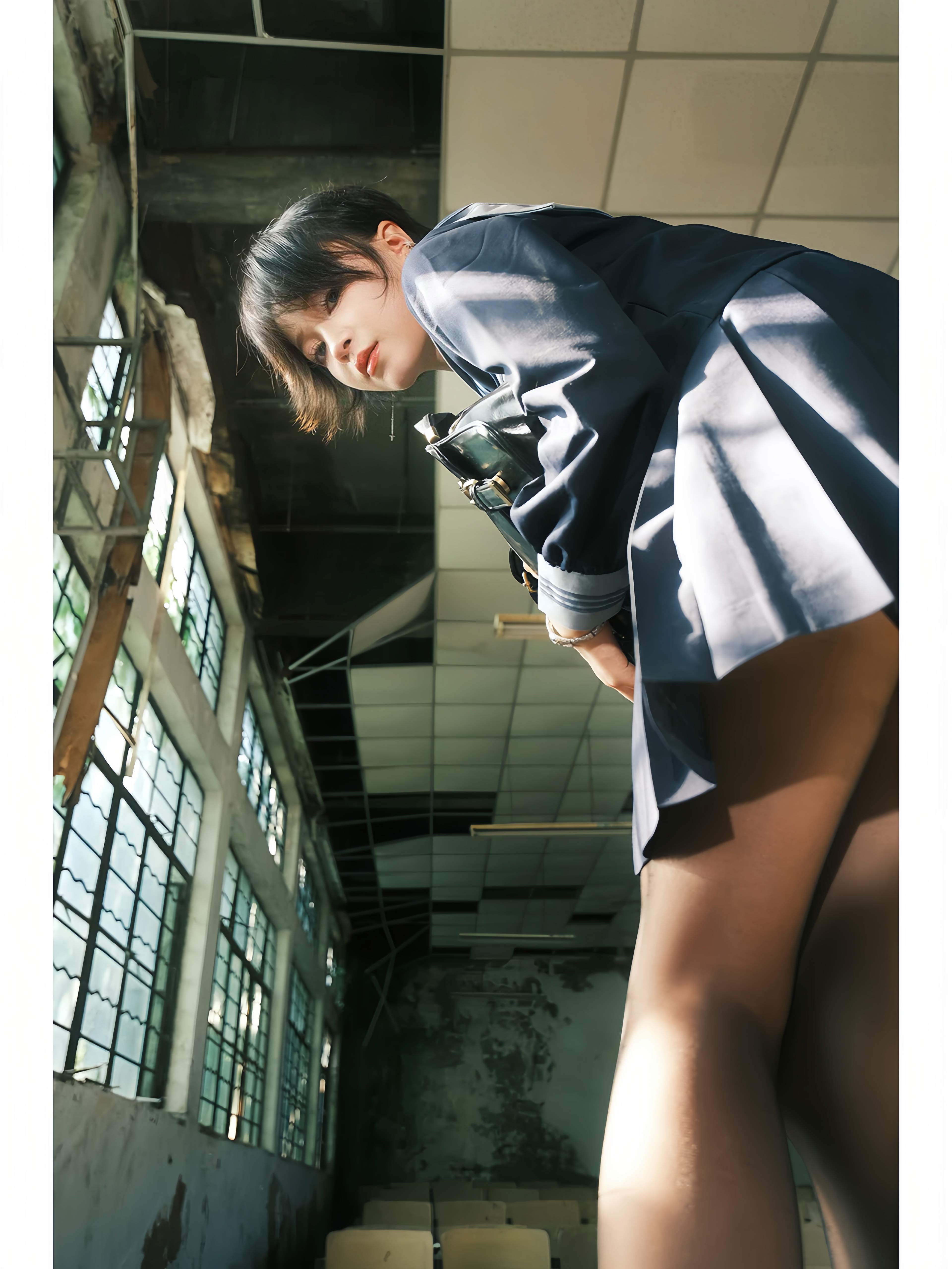 JK 制服壁纸 旧教室酷感少女人像竖版手机锁屏