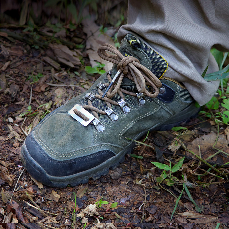 bushcraft outdoor camping shoelaces fight fire sticks in the wild to get a fire and shoelace ignition and shoestring.