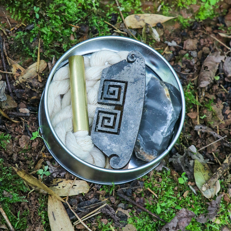 bushcraft outdoor camping primitive begging to take the fire flint stone fire sickle to fire the fire rope tool