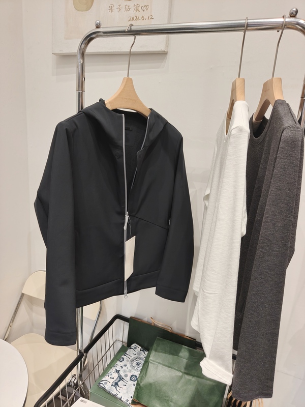 The Quality and Fit Are Excellent! Women's Spring and Autumn Jacket 2026 New Model Hooded Softshell Fleece Stretch Jacket