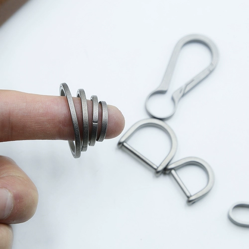 Брелок для ключей из титанового сплава EDC с боковым открытием 𫔭 кольцо многоразмерная соединительная пряжка портативная нержавеющая подвесная пряжка автомобильный брелок