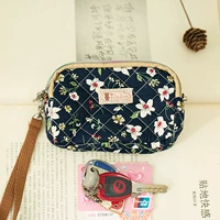 Цвет лотоса, средняя фрезия на черном фоне