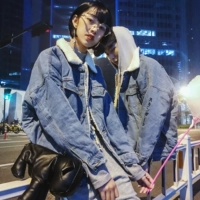 Mùa đông gió mùa hè siêu lửa cừu lông denim áo khoác cotton nam và nữ với cùng một đoạn tình yêu cộng với bông nhung áo gió nam