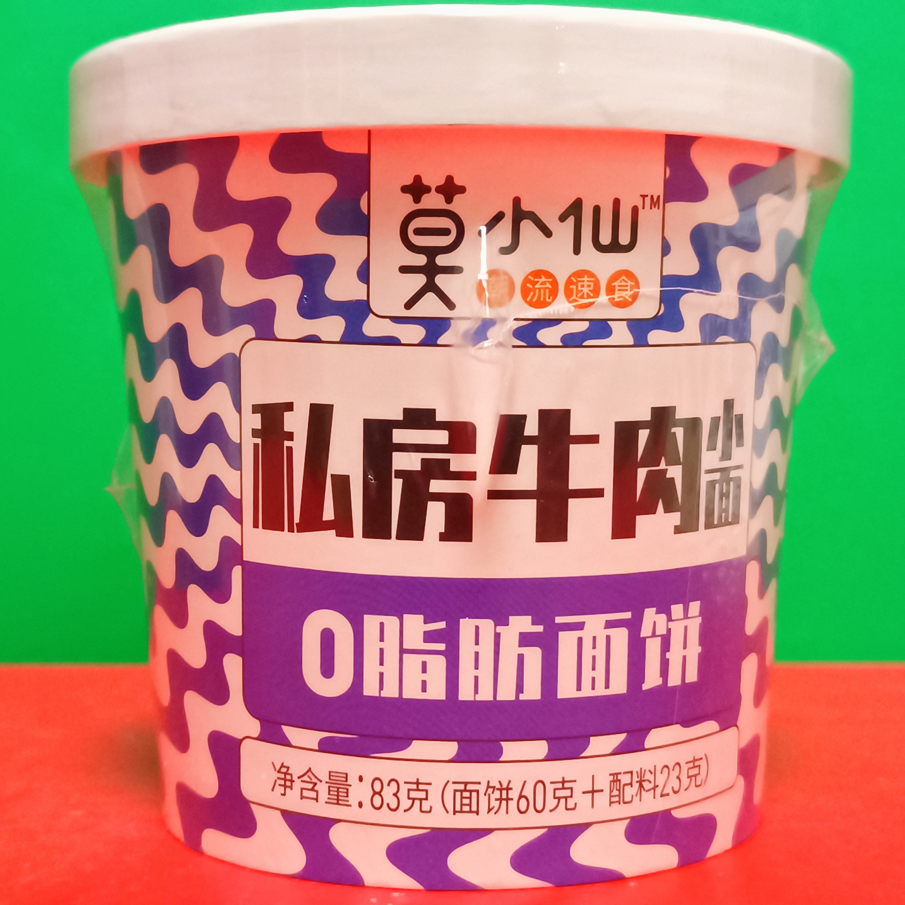 5 minutes of brewing instant instant noodles with private home beef and mushroom soup Chiba noodles 83g in a barrel Supper to satisfy hunger instant noodles