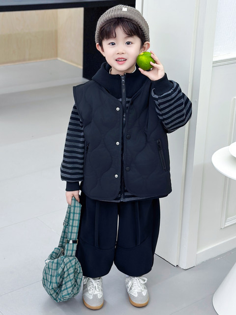 Boys suit autumn and winter 2025 new style baby plus velvet clothes children's quilted vest and pants three-piece set