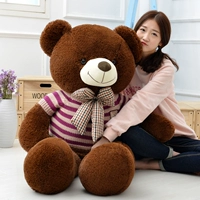 Темно-коричневый свитер.