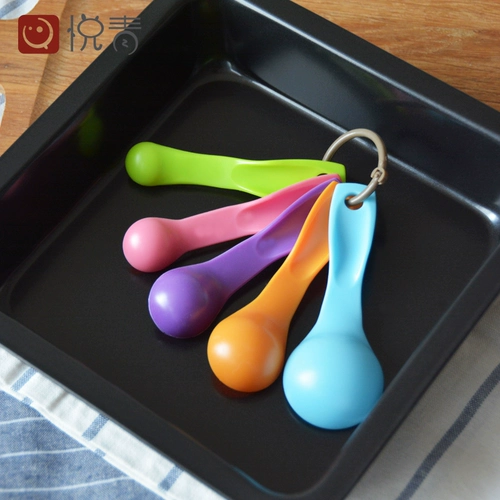 Измерение ложки Грамовая порошка молока рис с лапшой соль -Контроль измерение измерение артефакта измерения выпечки