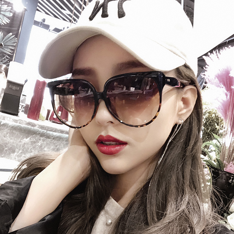2019 new sunglasses female large frame ins Han version Chaofy UV sun glasses women's tennis red street clapping round face thin face