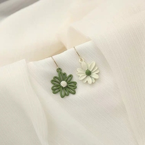 Super fairy s925 sterling silver little daisy earrings female 2021 New Tide hipster earrings asymmetric flower earring
