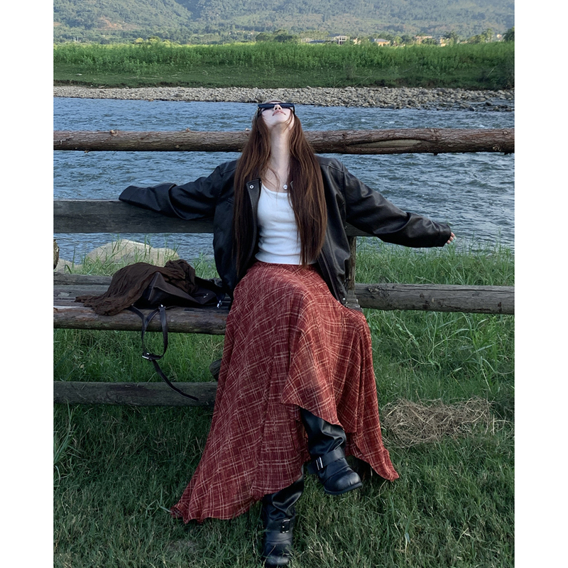 Xinjiang, Western Sichuan, and Yunnan Travel Early Autumn Ambiance Outfits: Stunning Bohemian Style Red Plaid Half-Skirt Set Xinjiang, Western Sichuan, and Yunnan Travel Early Autumn Ambiance Outfits: Stunning Bohemian Style Red Plaid Half-Skirt Set