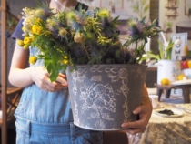 Hand-held iron barrels bucket storage garden groceries gardening flower pots tote bucket embossed roses