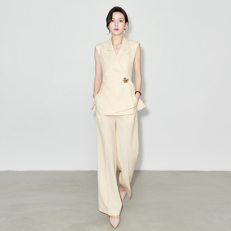 Thin, Creamy Yellow, Slim-Fitting Business Suit Set for Women, with a Shoulder-Covering Formal Blazer and Straight-Leg Pants, Two-Piece Set Thin, Creamy Yellow, Slim-Fitting Business Suit Set for Women, with a Shoulder-Covering Formal Blazer and Straight-Leg Pants, Two-Piece Set