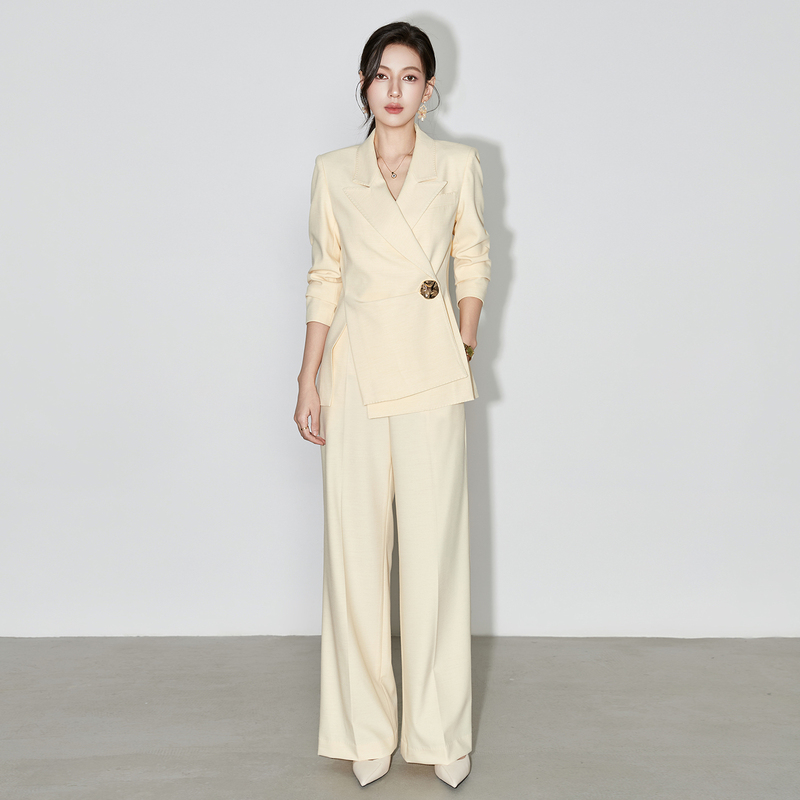 Autumn Milk Yellow Slim-Fit Professional Commuting Suit Set for Women, Business Formal Suit Jacket and Straight-Leg Pants Two-Piece Set