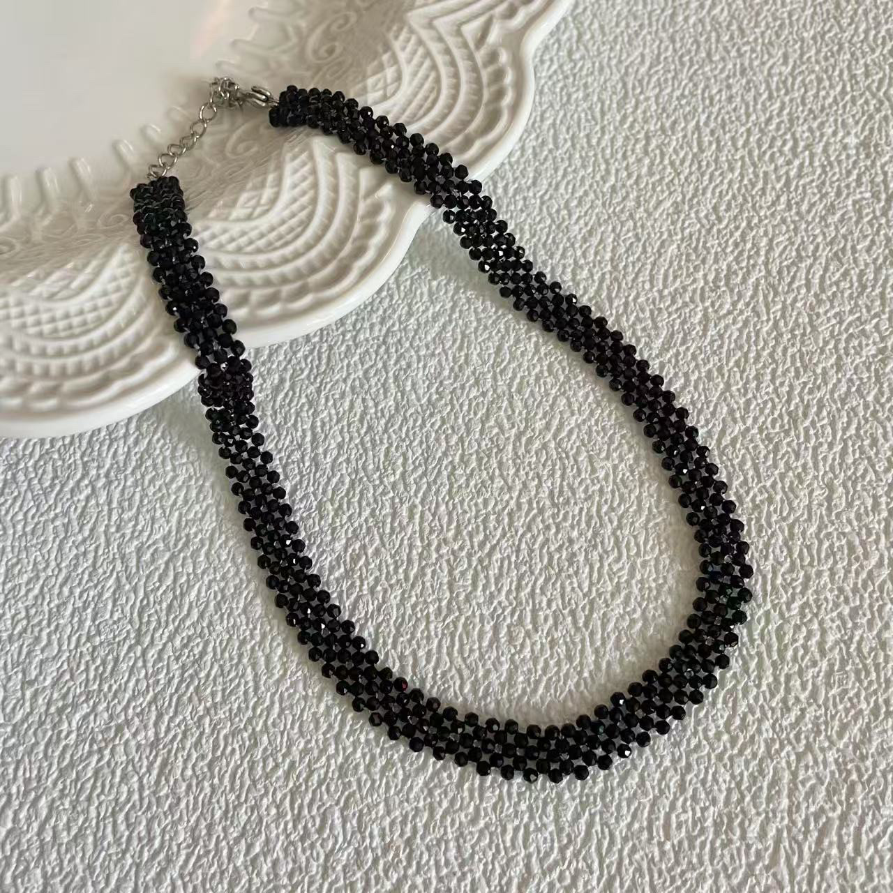 キラキラ輝くビーズとブラックスピネルを編み込んだネックレスチョーカー。ユニークでセクシー、そして汎用性の高いギフトです。