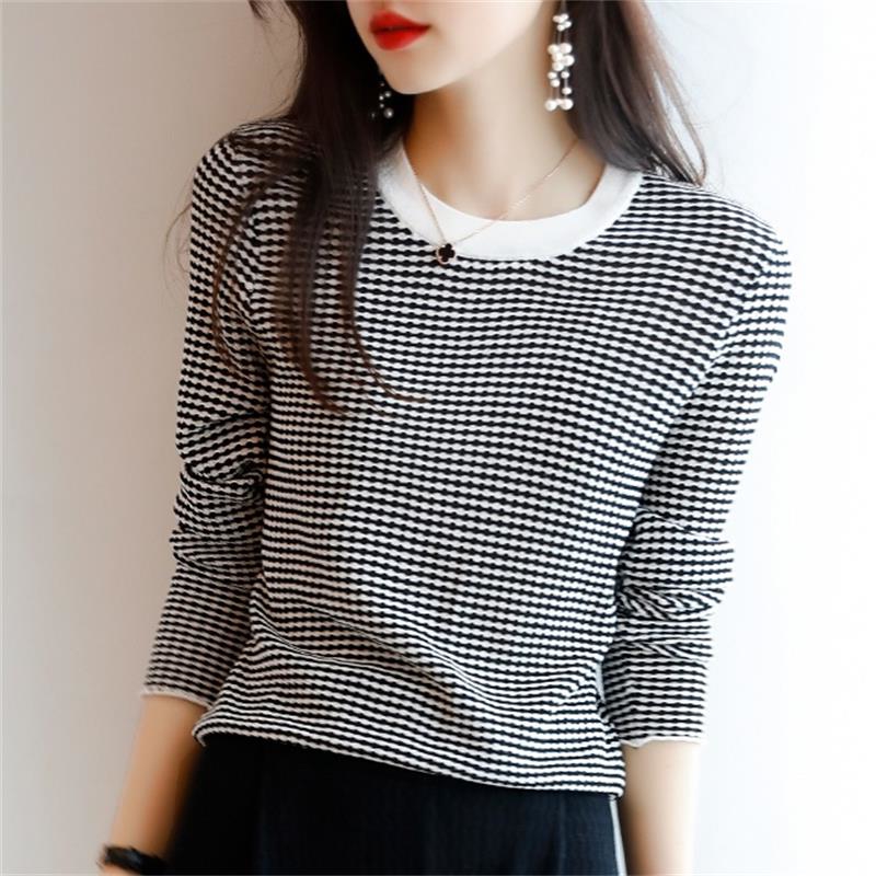 Black and white checkered knitted blouse Women 2022 spring autumn new temperament slim 100 hitch reduction age long sleeve round collar inner lap
