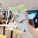 Маленькая белая собака в подушке безопасности [обычная полоса веревки]