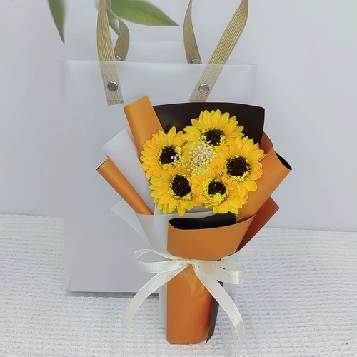 Маленькое свежее изысканное мыло в форме цветка с розой в составе